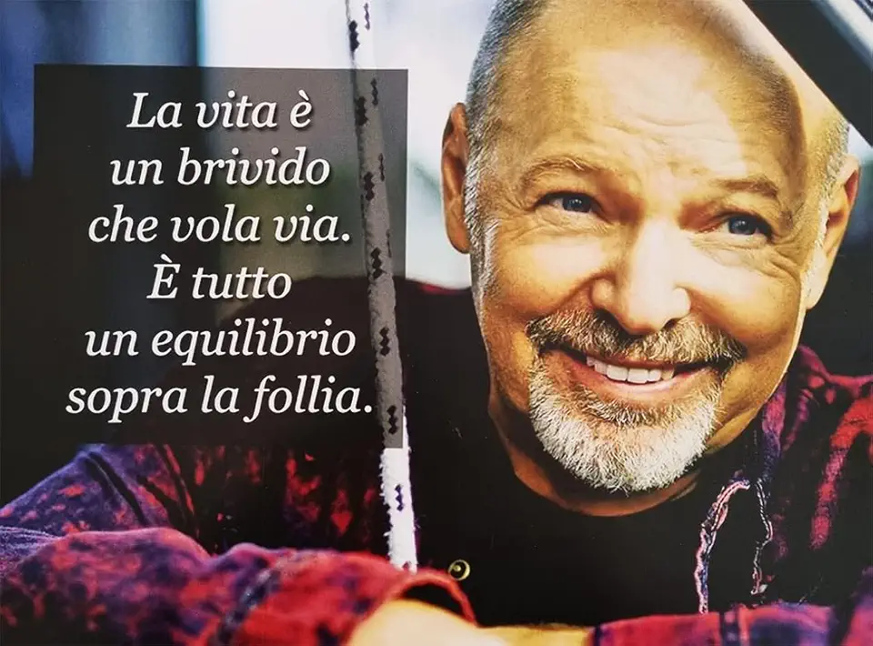 KUSTOM ART Poster Decorativo da Parete Serie Citazioni e Aforismi Vasco Rossi la Vita è un Brivido che Vola via è Tutto un Equilibrio Sopra la Follia Stampa su Cartoncino 40x30cm Senza Cornice