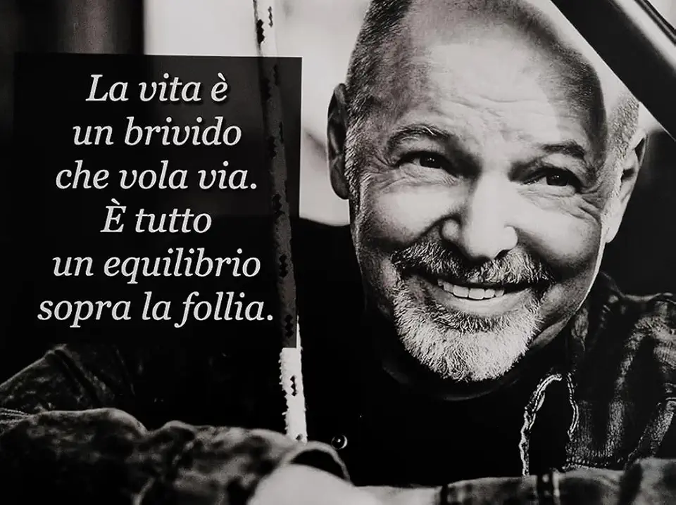 KUSTOM ART Poster da Parete Serie Citazioni e Aforismi la Vita è un Brivido che Vola via è Tutto un Equilibrio Sopra la Follia di Vasco Rossi Stampa su Carta Patinata 40x30cm Senza Cornice
