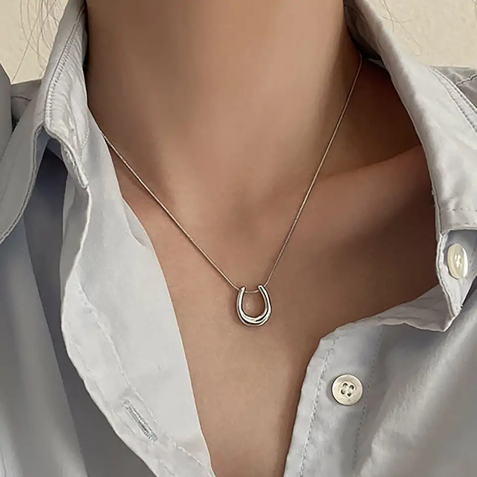 TseenYi Collana con ciondolo a ferro di cavallo Argento U Collo a ferro di cavallo Boho Collana con ciondolo a forma di U in metallo Minimalista Catena a forma di serpente Collana catena a forma di U